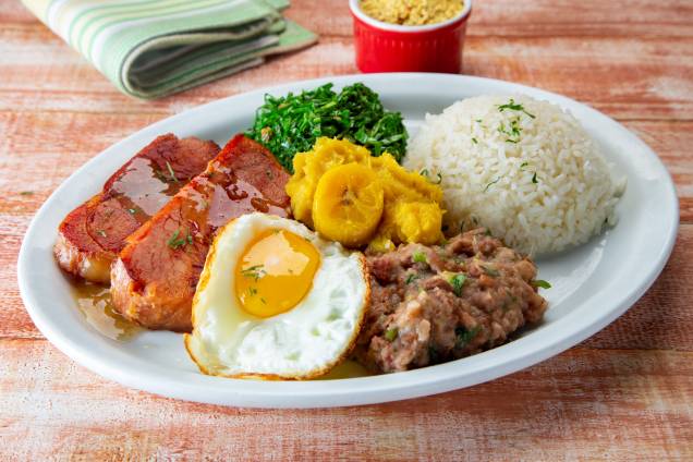 Virado: com pancetta assada, purê de banana-da-terra, couve-manteiga refogada, arroz, tutu de feijão e ovo frito Virado: com pancetta assada, purê de banana-da-terra, couve-manteiga refogada, arroz, tutu de feijão e ovo frito