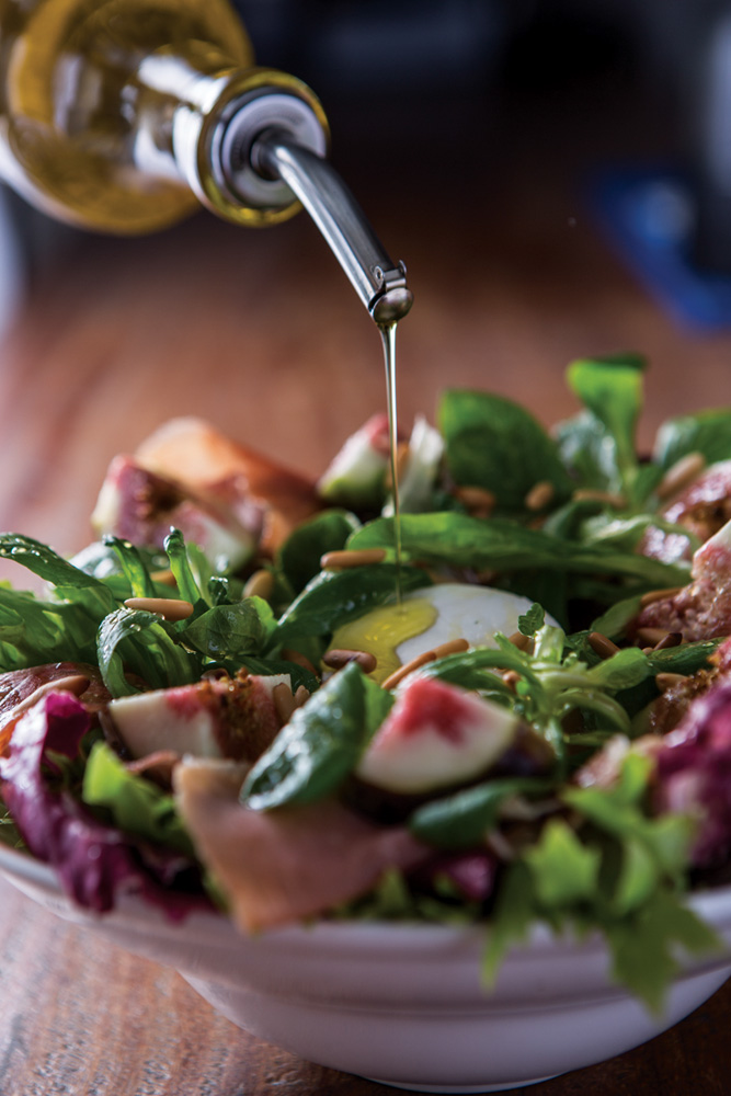 Kouzina – Salada Myk Salada myk: folhas verdes com presunto cru, queijo de cabra cremoso, figo, mel e pinhole