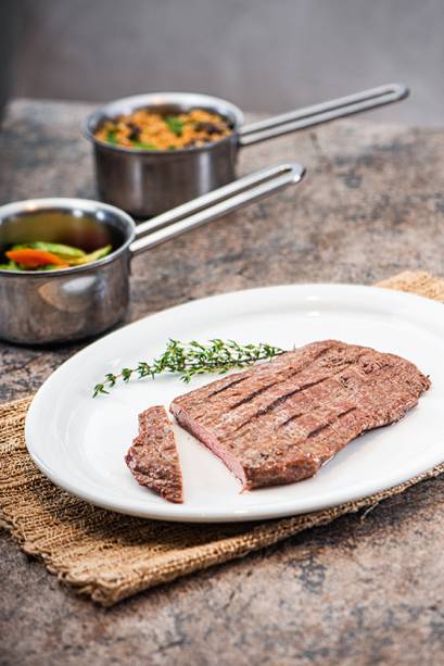 Fraldinha com acompanhamentos: legumes e farofa Fraldinha com acompanhamentos: legumes e farofa