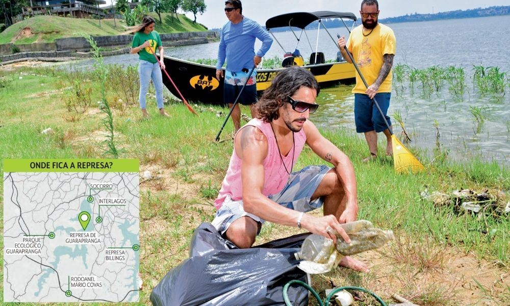 Pessoas limpando o guarapiranga, com um mapa ao lado mostrando a localização da represa em um mapa