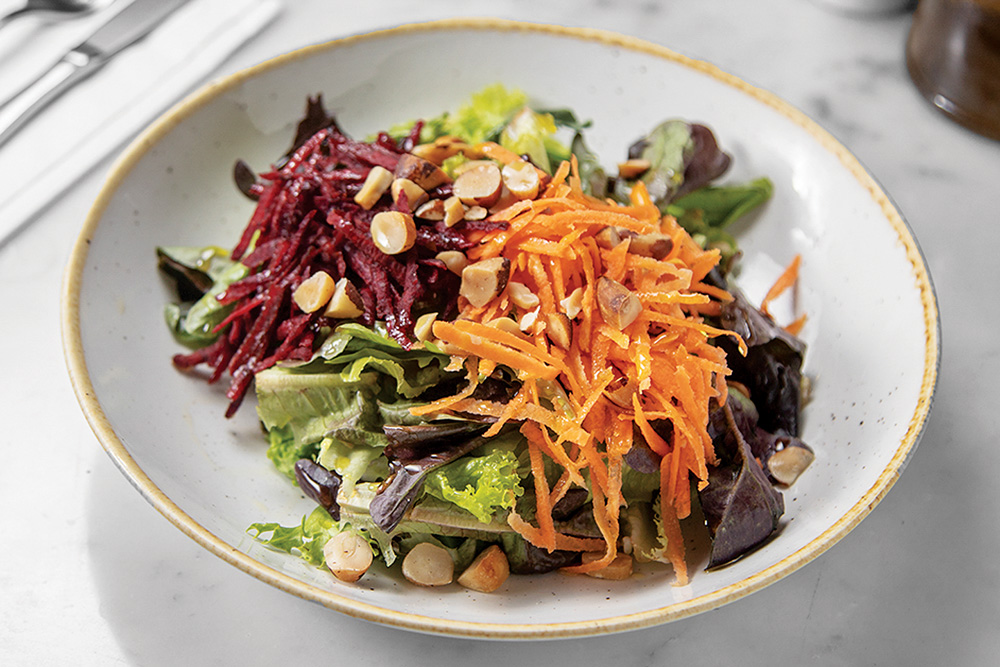 Salada forneria: mix de folhas, cenourae beterraba raladas com crocante de castanhas