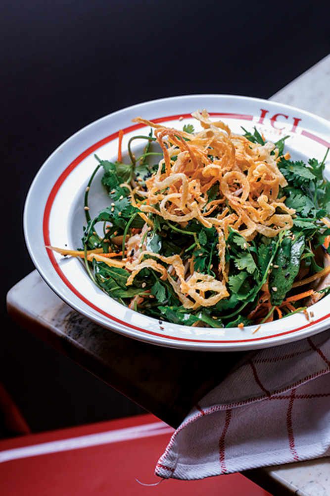 Salada de frango spicy – Ici Brasserie Ici Brasserie: salada de frango com folhas de rúcula, cenoura, broto de feijão, coentro, amendoim, crocante de cebola e molho picante