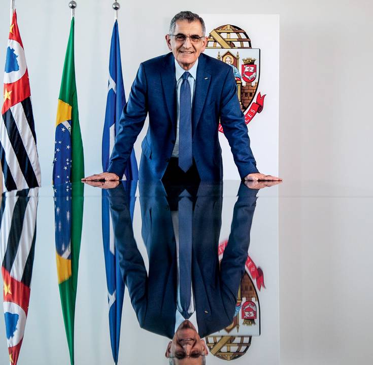VAHAN AGOPYAN no seu escritório
