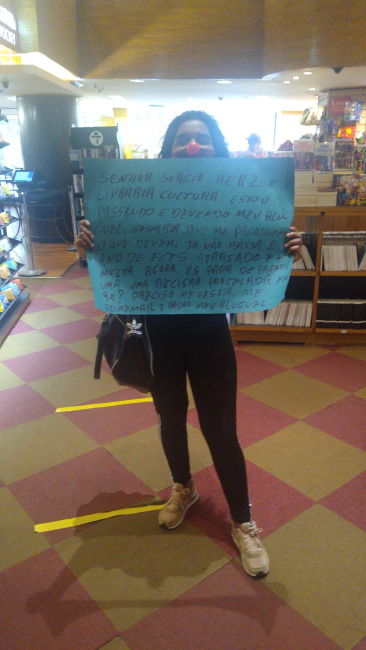 Imagem mostra mulher na unidade Paulista da Livraria Cultura, protestando contra atrasos trabalhistas