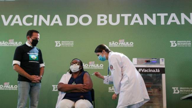 Mônica Calazans: primeira pessoa a receber a vacina contra a Covid-19 no Brasil Mônica Calazans: primeira pessoa a receber a vacina contra a Covid-19 no Brasil