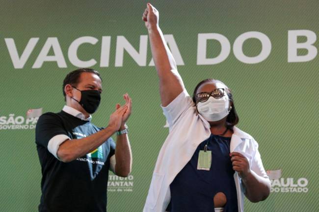 Mônica Calazans: primeira pessoa a receber a vacina contra a Covid-19 no Brasil Mônica Calazans: primeira pessoa a receber a vacina contra a Covid-19 no Brasil