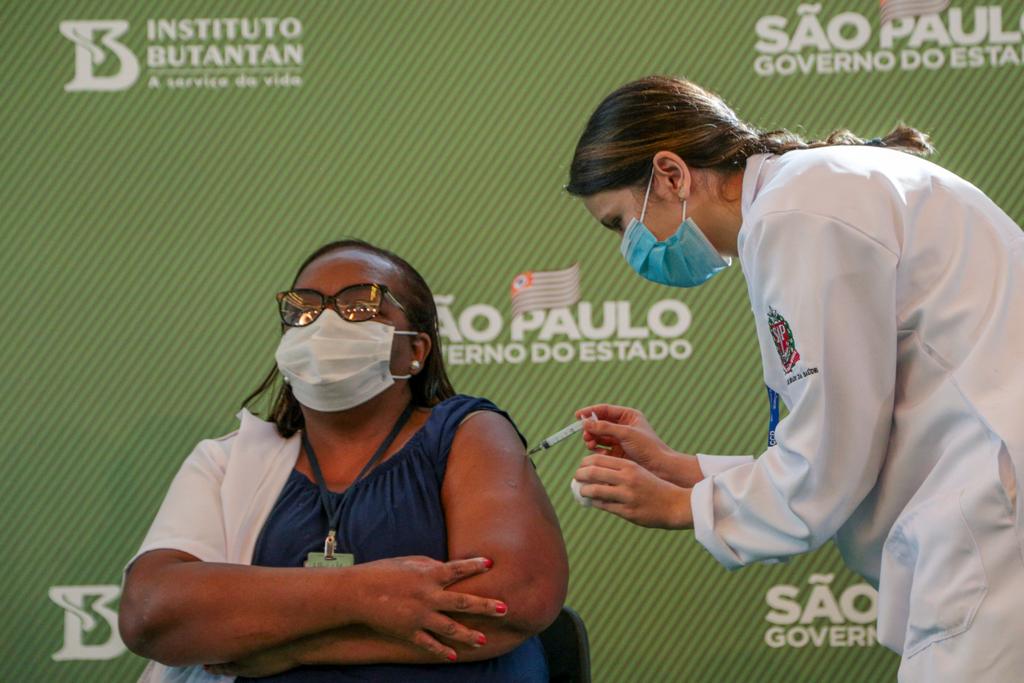 Mônica Calazans: primeira pessoa a receber a vacina contra a Covid-19 no Brasil