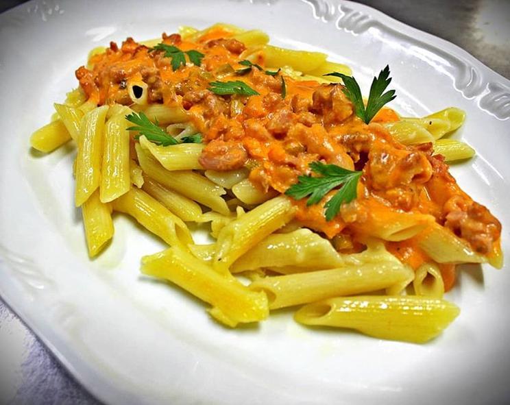 Penne ao molho rosé e linguiça: uma das receitas adaptadas por Marino