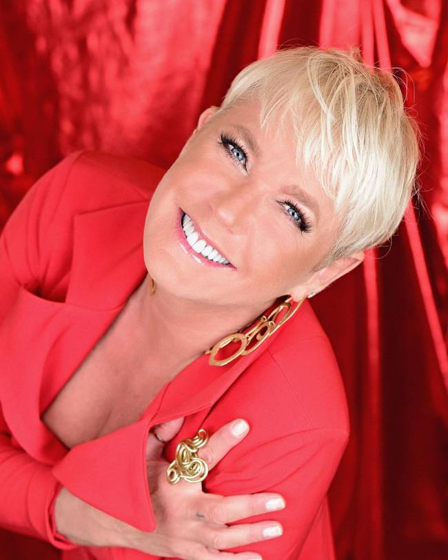 Xuxa Instagram Xuxa com um vestido vermelho