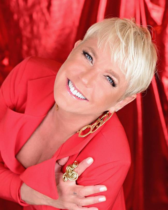 Xuxa com um vestido vermelho