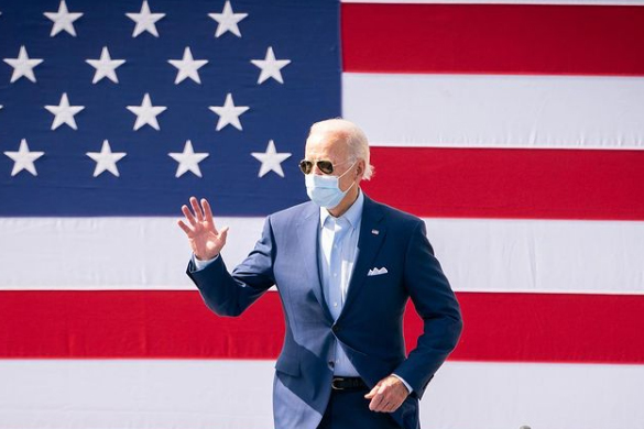 Imagem mostra Joe Biden com bandeira dos EUA ao fundo