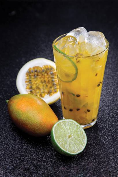 Caipirinha de maracujá: leva limão e cachaça