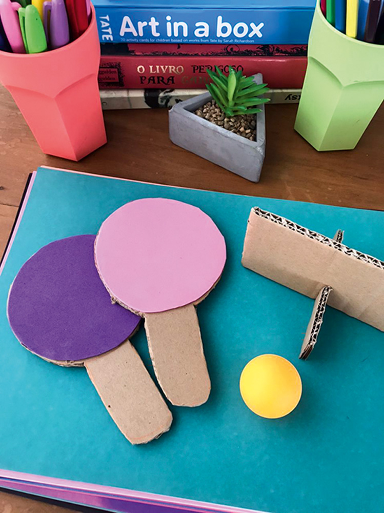 brincadeiras elaboradas mini pingue pongue Duas raquetes e uma mesa de pingue-pongue pequena feitas de materiais de papelaria.