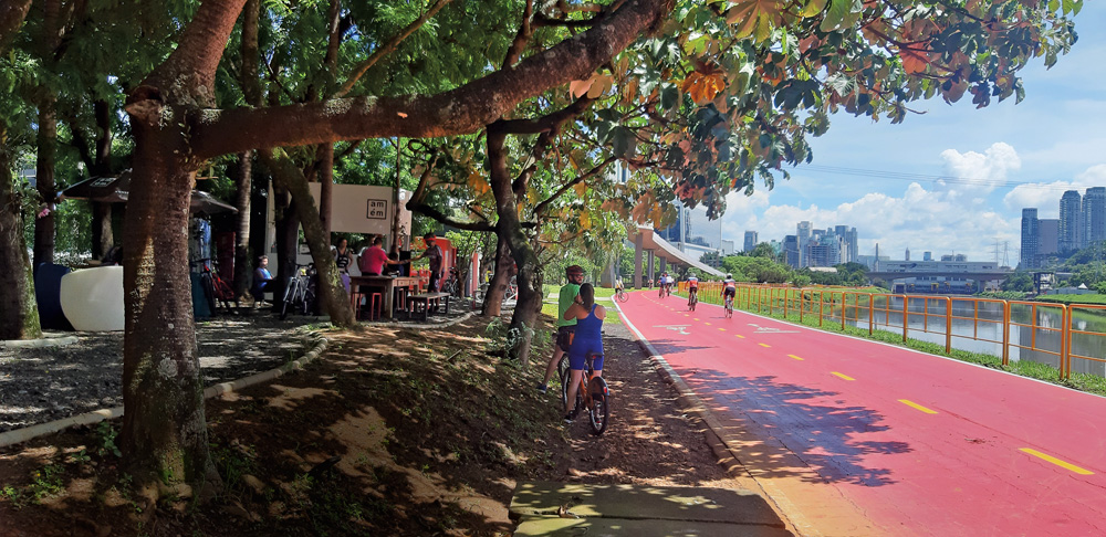 Novos espaços de lazer levam famílias de volta à ciclovia do Rio Pinheiros