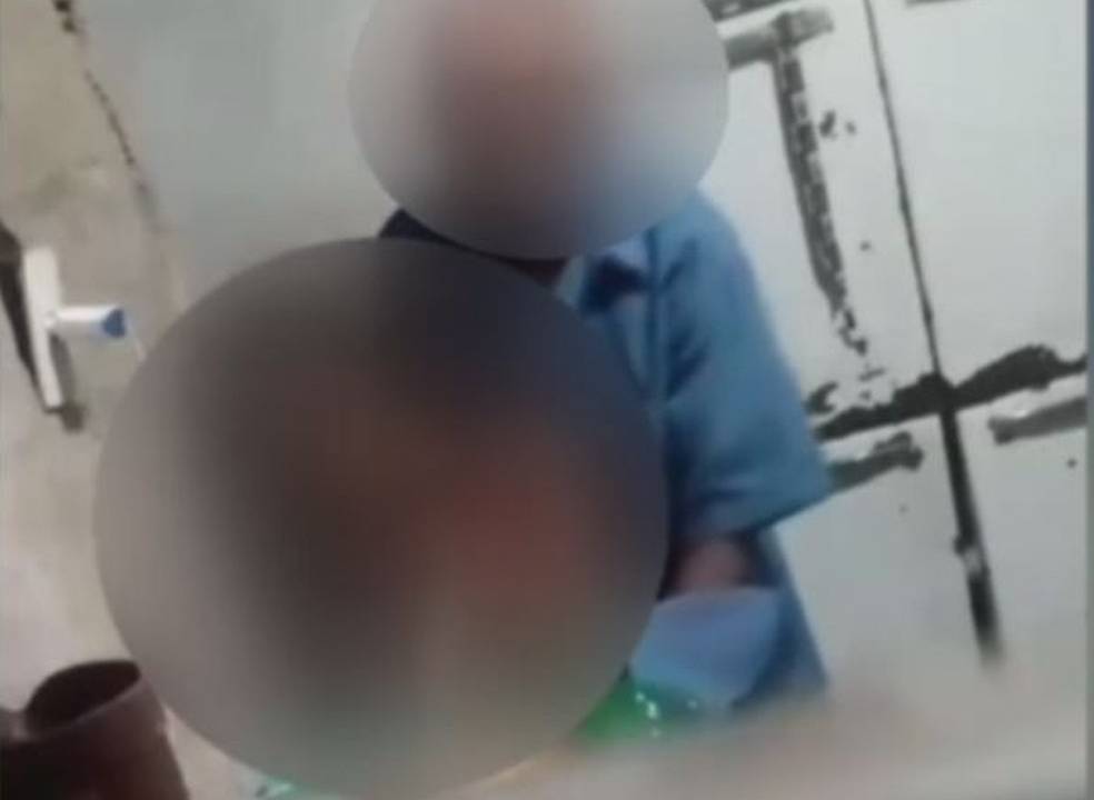 Imagem mostra idoso apalpando jovem. O rosto dos dois estão borrados
