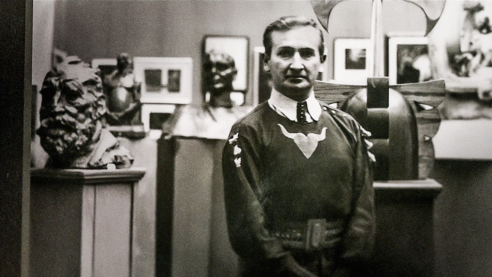 injustiçado Stanislav Szukalski em preto e branco