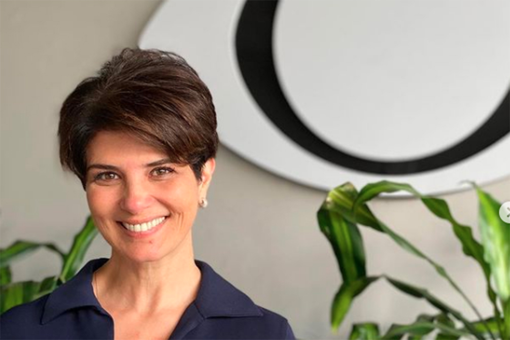 Imagem mostra a jornalista Mariana Godoy ao lado do logo da TV Bandeirantes