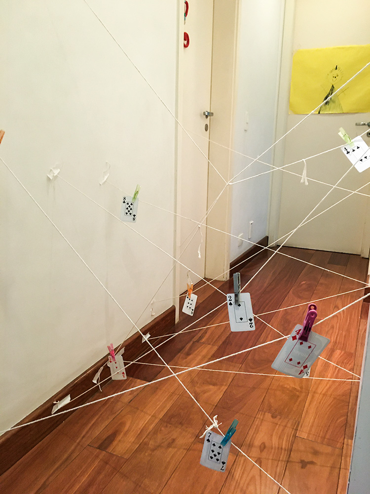 matemática na teia Barbantes espalhados por um corredor com vários papelzinhos presos neles com pregadores
