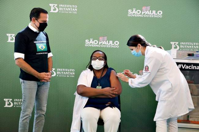 monica calazans vacinação A enfermeira Mônica Calazans tomando a primeira dose da vacina CoronaVac, ao lado de João Dória, governador de São Paulo