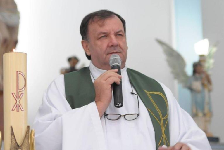 Imagem mostra o Padre Ticão que morreu neste sábado (2) aos 68 anos