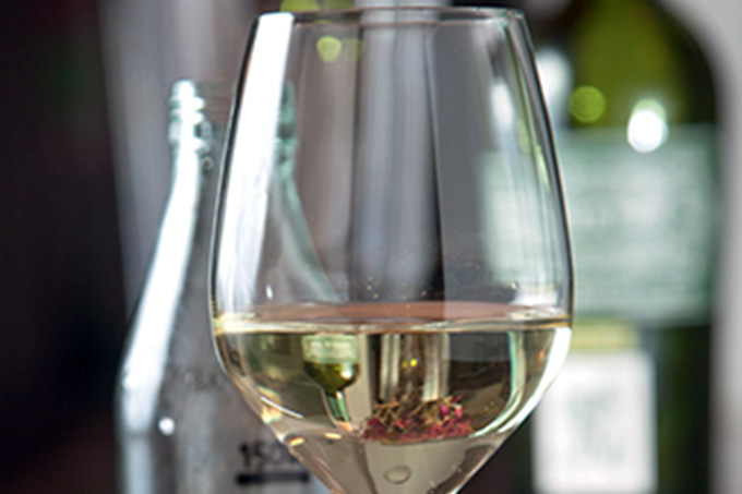 Vinhos brancos: procura pelo vinho foi de 90% em 2020