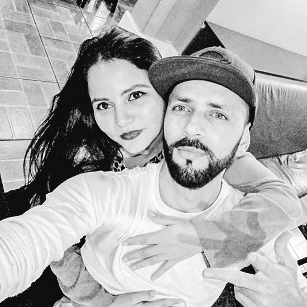 Imagem mostra o casal Renato Celestino e esposa Lilian abraçados posando para a selfie