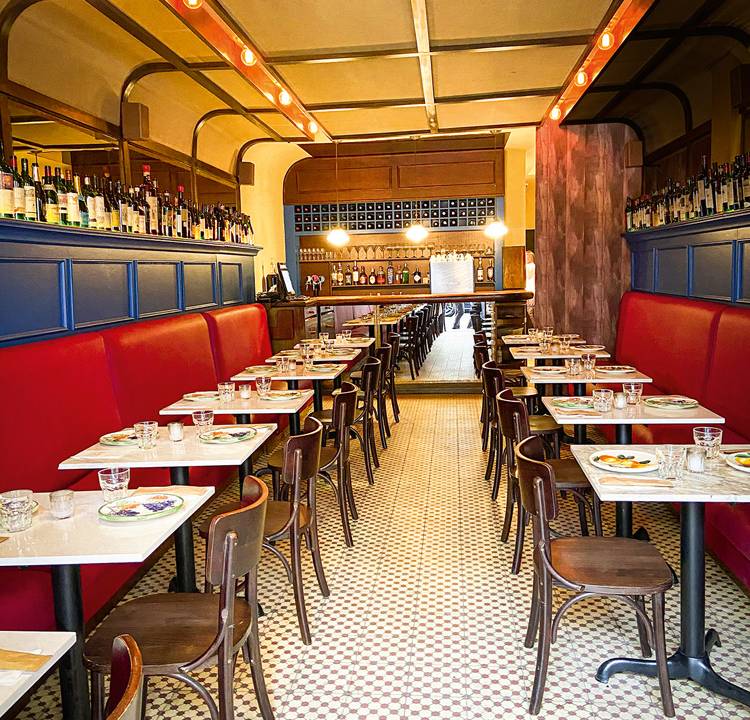 Salão da trattoria moderna: cardápio assinado por Rodolfo De Santis