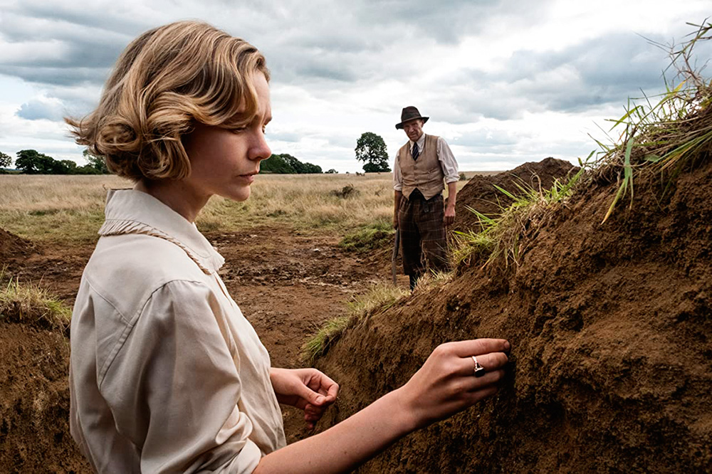 Imagem mostra dois personagens em um terreno