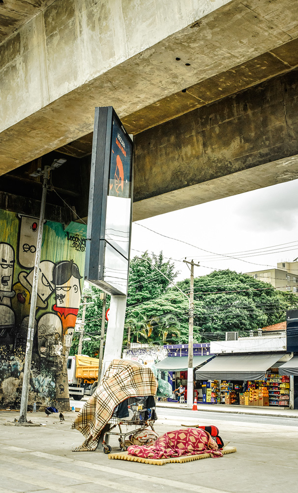 Moradores de rua em baixo de viaduto