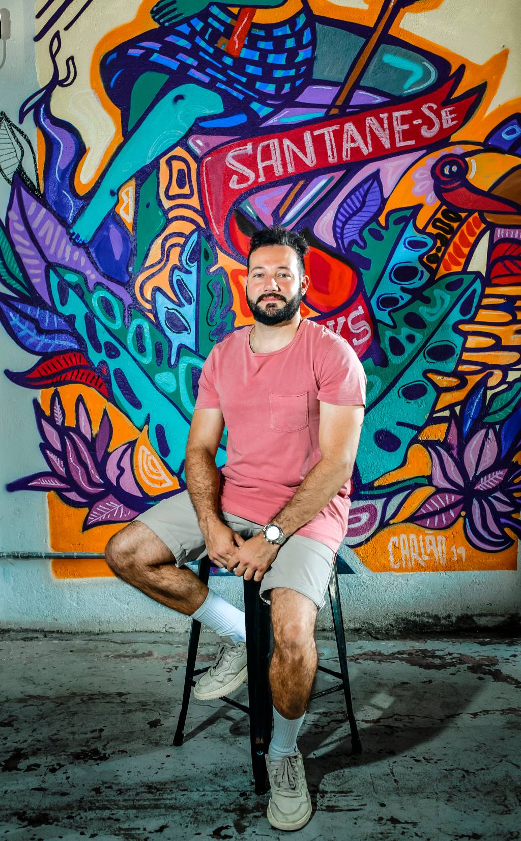 santaners pedro fargetti degrau bar Imagem mostra dono do Degrau Bar, Pedro Fargetti, sentando em banqueta com grafite colorido ao fundo