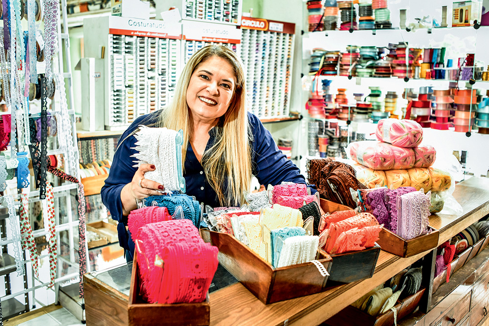 São Paulo 09 fevereiro 2021SANTANERSFoto Alexandre Battibugli VSP Alessandra Carvalho sorrindo em sua loja