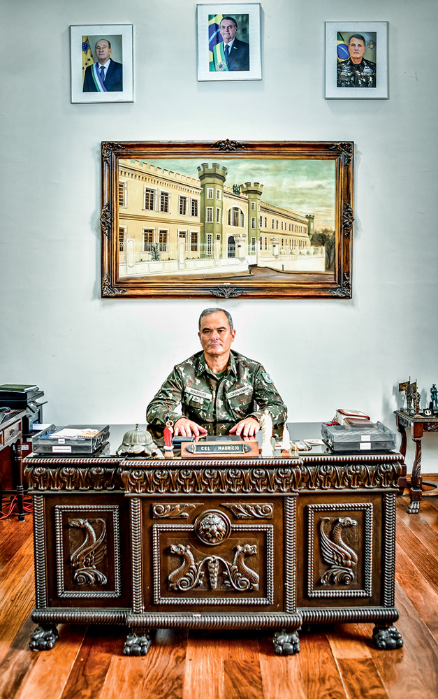 Coronel em sua mesa