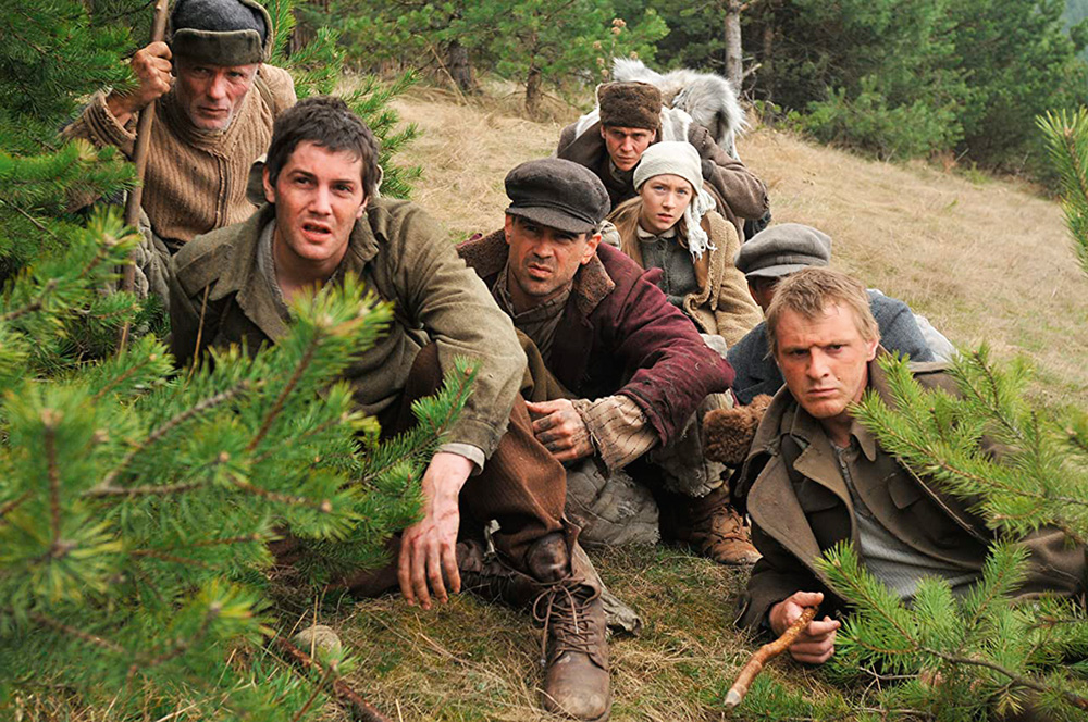 Cena do filme com todos os atores principais em uma mata