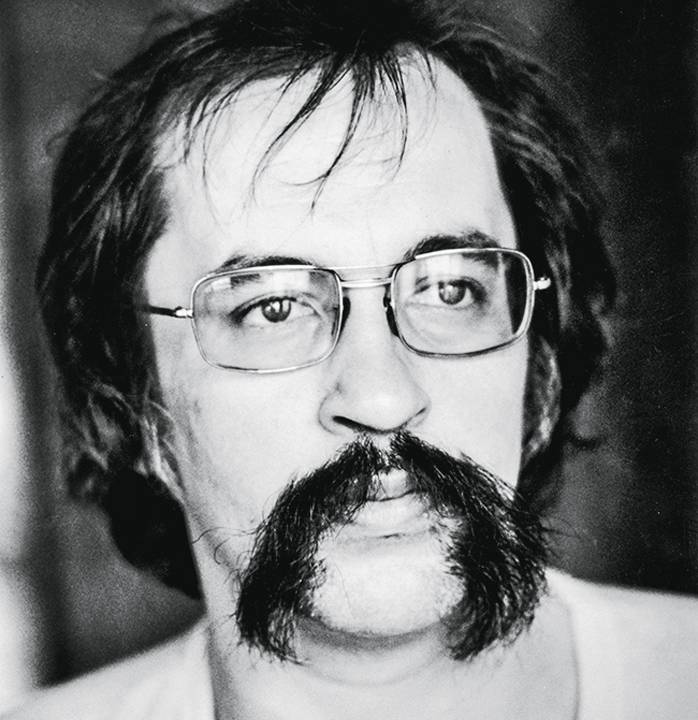 poeta e compositor Paulo Leminski olhando para o horizonte
