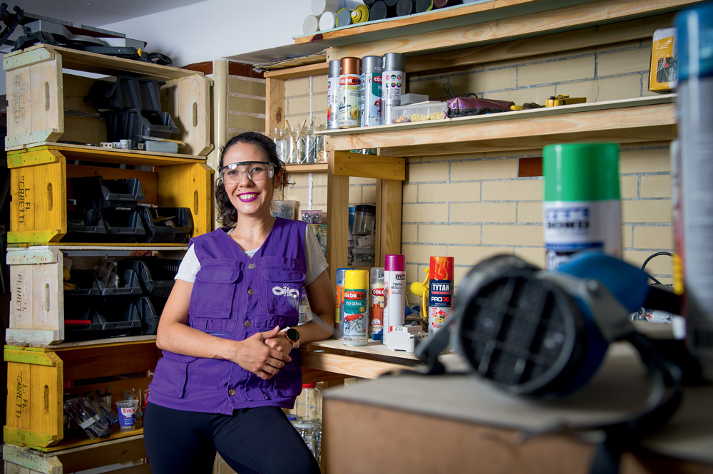 Katherine Pavloski posa com uniforme do Mana Manutenção, sua empresa de serviços domésticos para mulheres