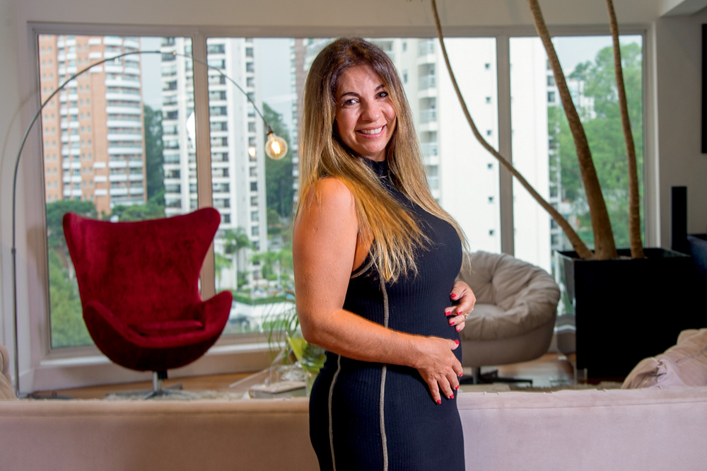 Veja SP Tatiana Di Celio com as mãos na barriga
