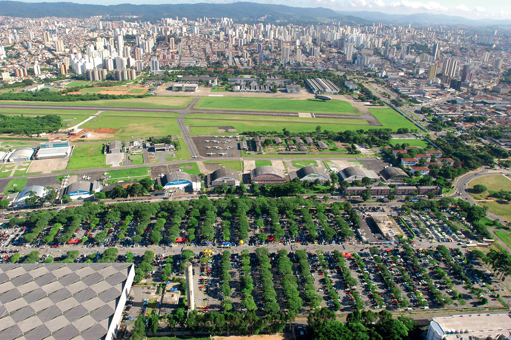 Estacionamento do Anhembi e Campo de Marte Vista aérea do Campo de Marte