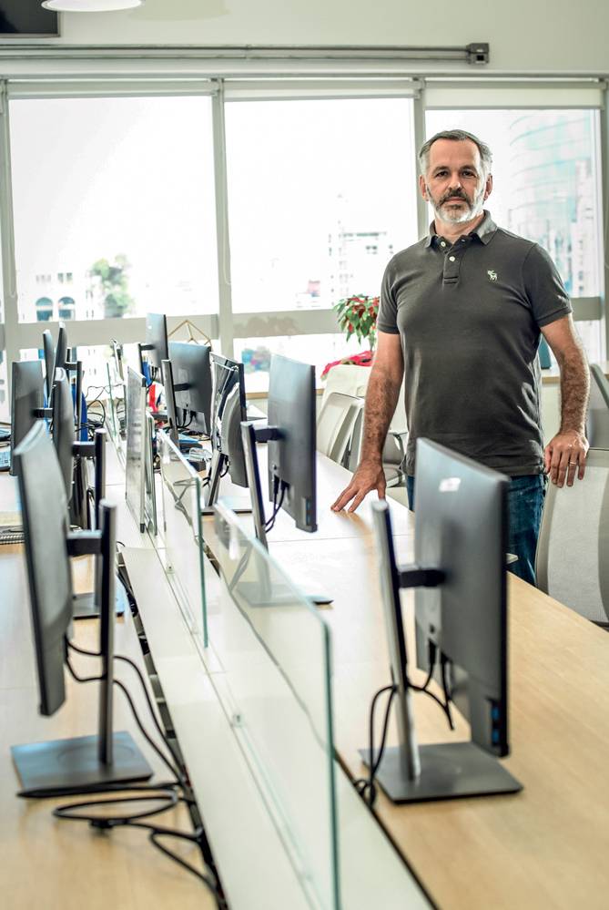 George Wachsman em uma sala cheia de computadores