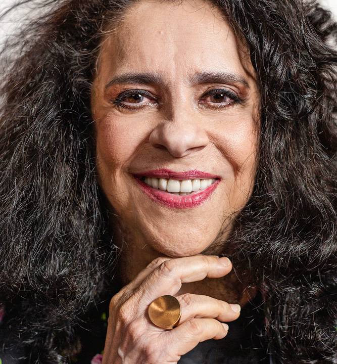 Gal Costa sorri para a câmera