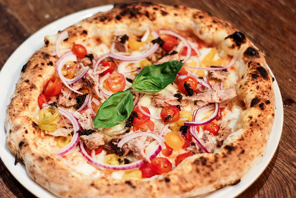 Pizza individual mediterrânea: com muçarela, tomate-cereja, atum e cebola ao pesto de azeitona