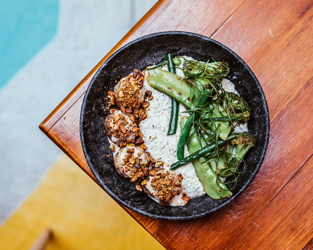 Quincho: risoto de quinoa, almôndegas de cogumelos e hortaliças tostadas