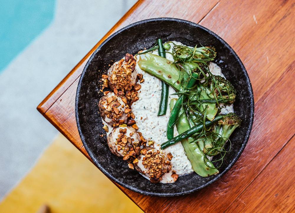 Quincho: risoto de quinoa, almôndegas de cogumelos e hortaliças tostadas