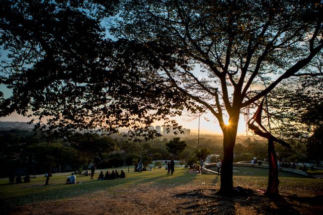 Praça do Pôr do Sol no bairro de Alto de Pinheiros. Praça do Pôr do Sol antes dos tapumes