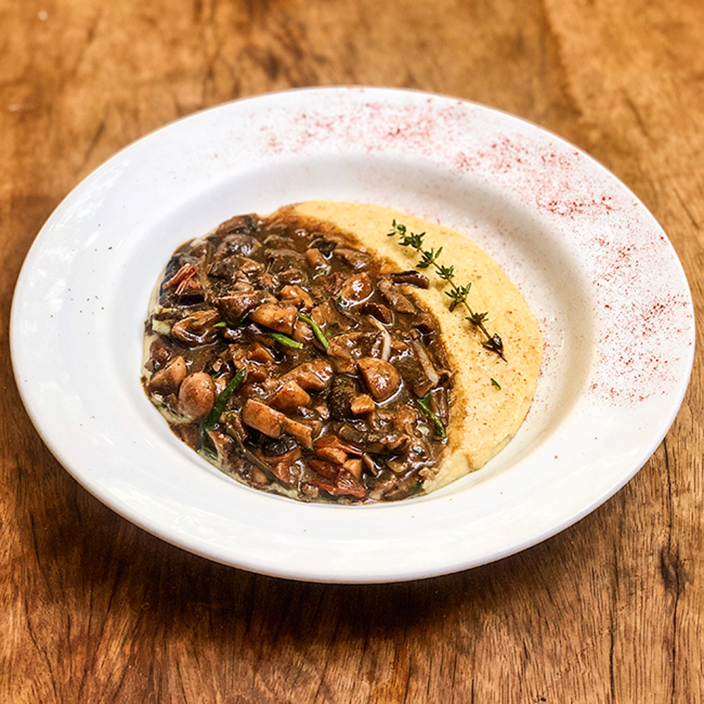 Le Manjue – Polenta com ragu de cogumelos Le Manjue - Polenta com ragu de cogumelos