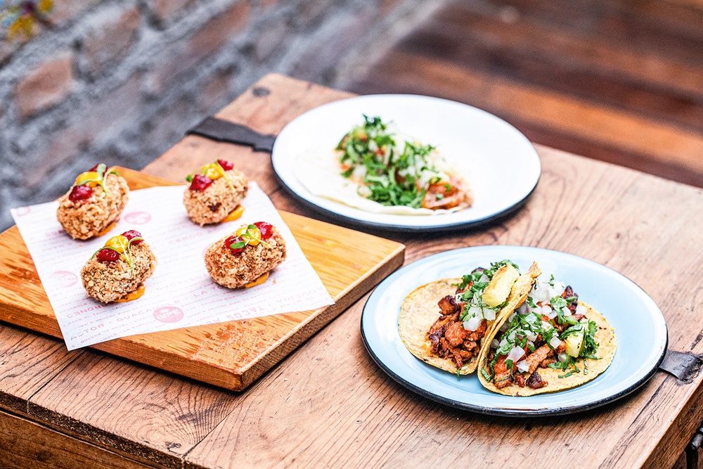 Lupe Bar y Taqueria Entre as sugestões: tacos na tortilha de milho com a carne de porco, cebola, coentro, abacaxi e molho