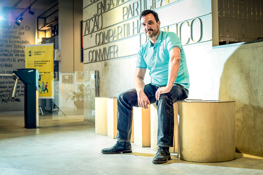 MARCELOGRECCO_GREENHUB_4.JPG Marcelo de Vita Grecco, sentado em um banco de madeira cilindrico