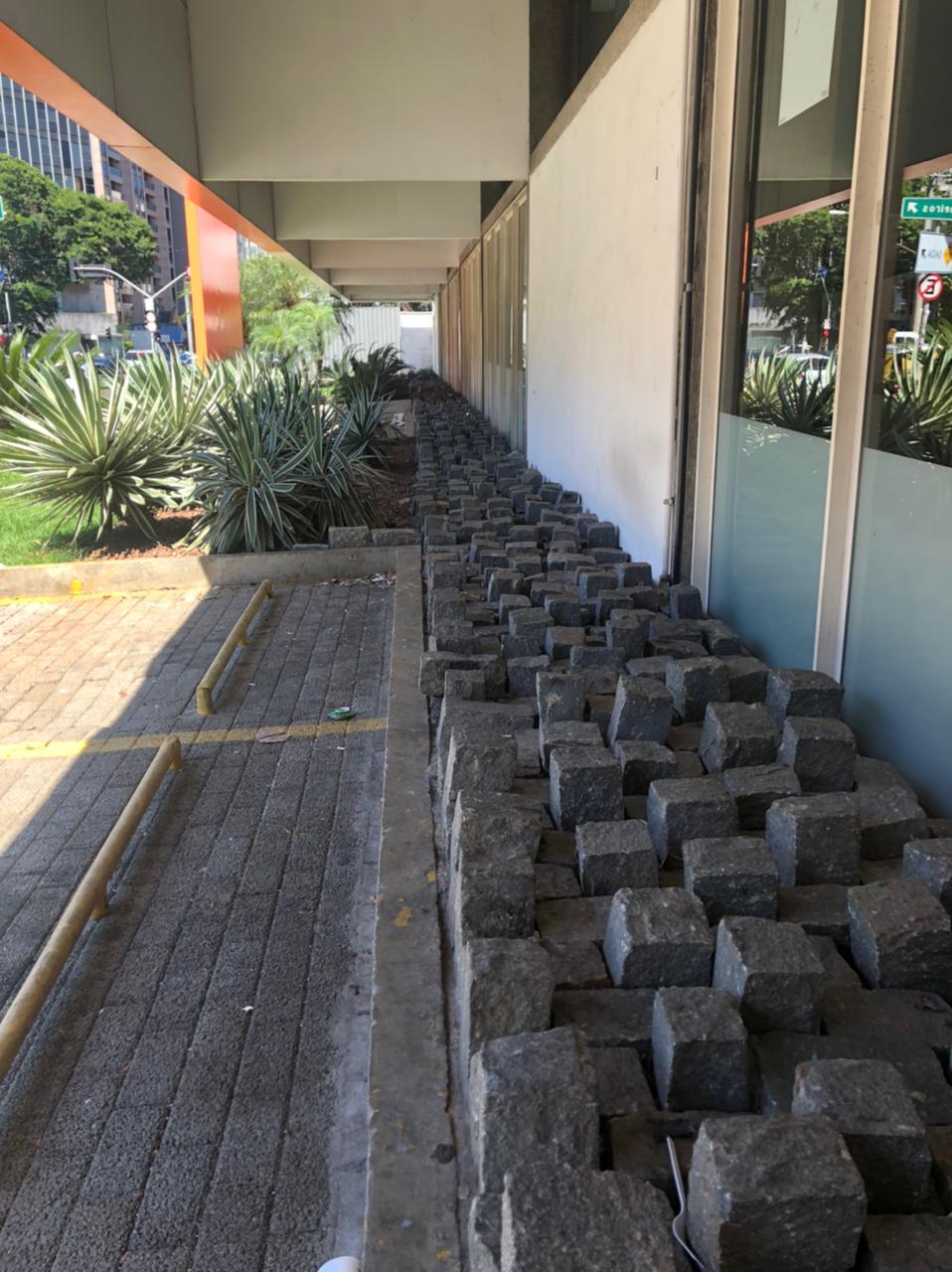 Pedras Agência Itau jardim europa Pedregulho em frente à agência do Itaú