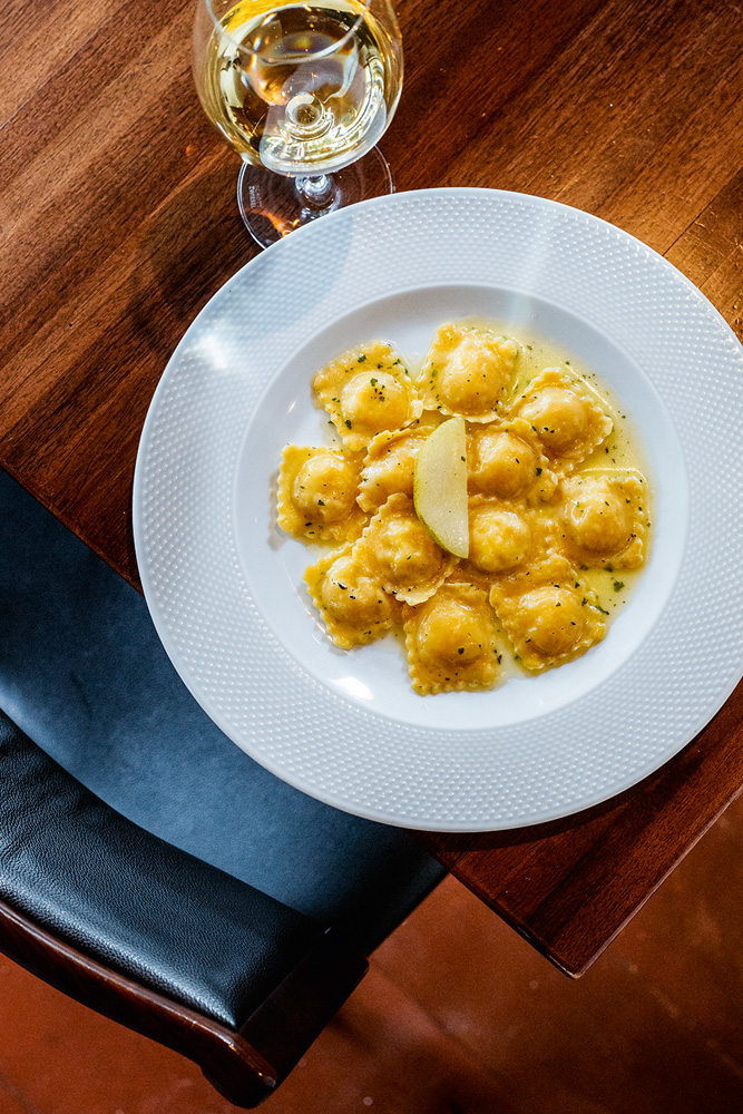 Ravioli Brie e Pera – Piselli.jpg Piselli: massa com taça de vinho, oferecido para os clientes