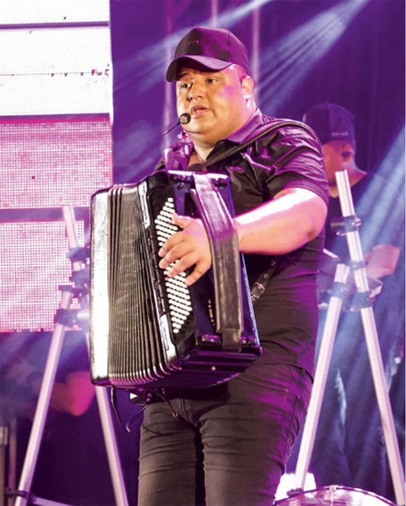 Tarcísio do Acordeon Tarcísio em show, com seu acordeon