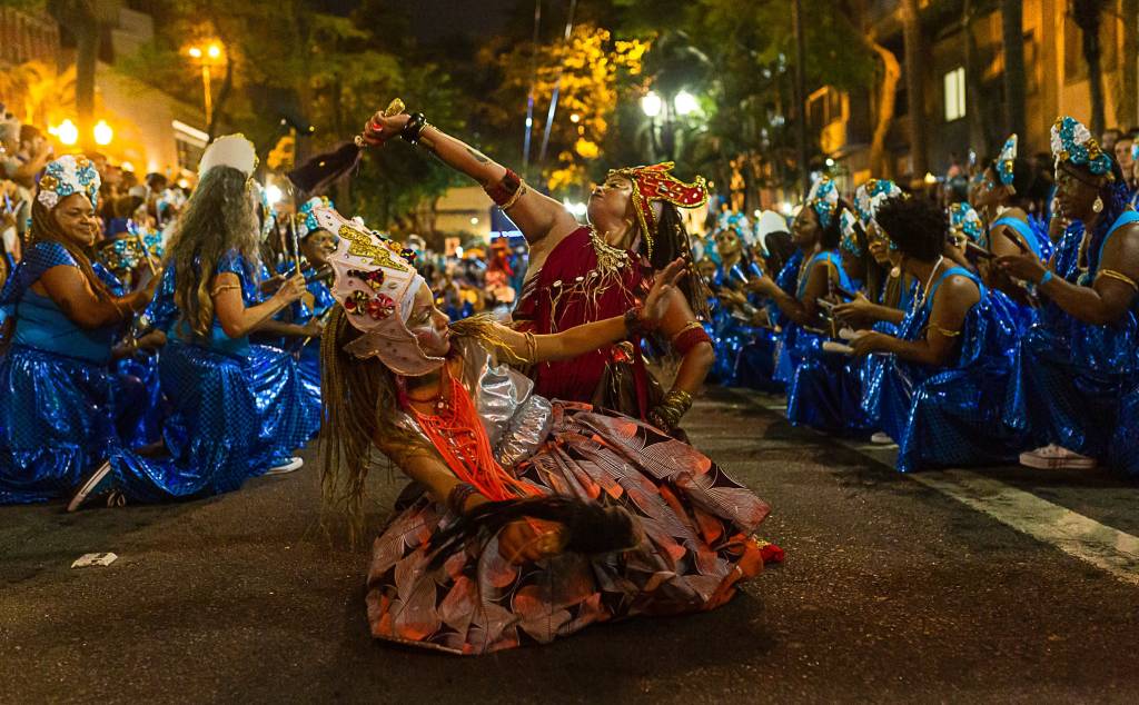 Cenas do bloco Ilú Oba de Min, atração do festival Rec-Beat